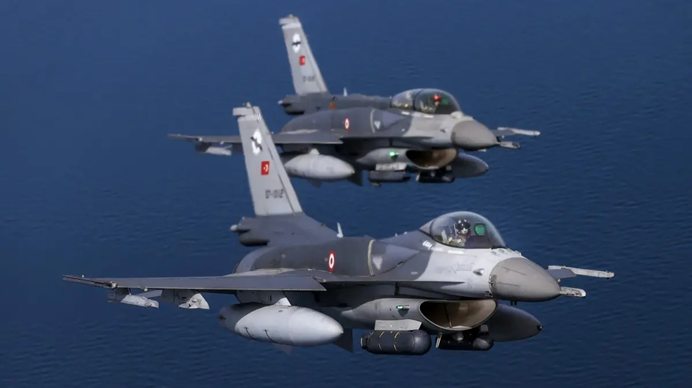 Τουρκικές προκλήσεις στο Αιγαίο: F-16 και ιπτάμενο τάνκερ KC-135 στο FIR Αθηνών