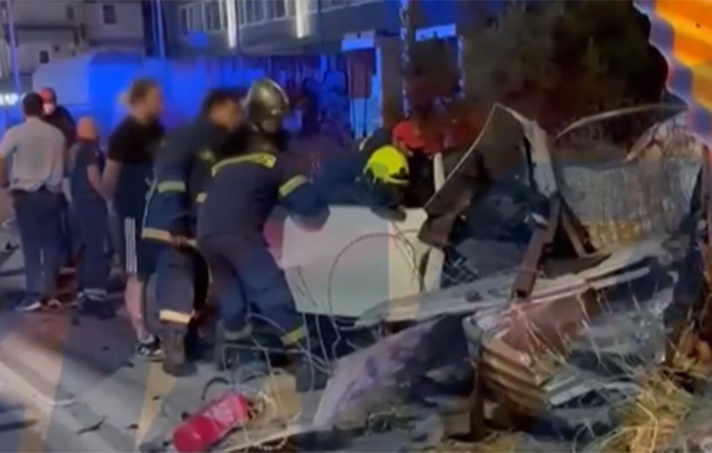 Λεωφόρος Πεντέλης: 18χρονος χωρίς δίπλωμα έπεσε σε πεύκο &#8211; Συνεθλίβη το μπροστινό μέρος του οχήματος