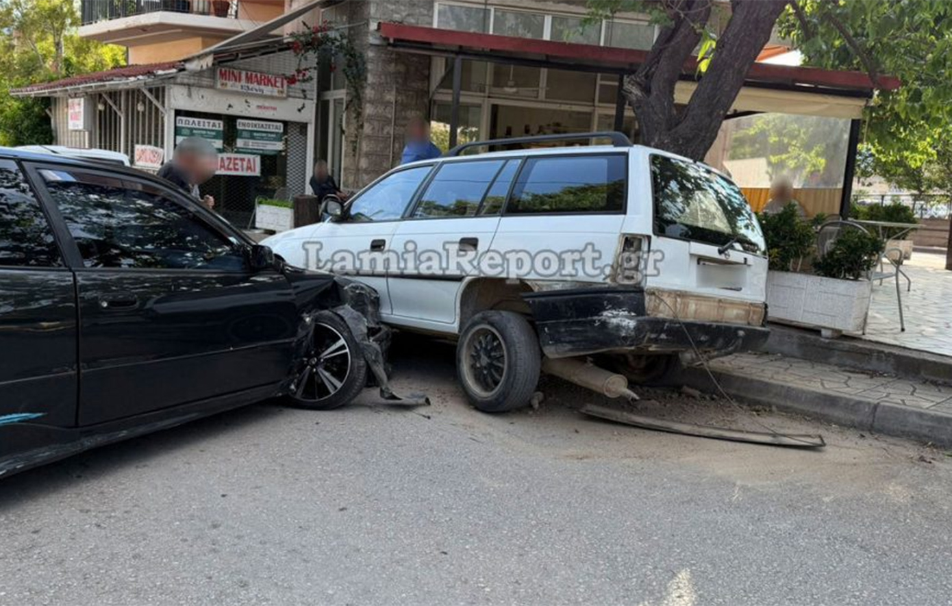 Τροχαίο στην πλατεία Παγκρατίου στη Λαμία: ΙΧ «καρφώθηκε» σε παρκαρισμένο &#8211; Δείτε βίντεο και φωτογραφίες