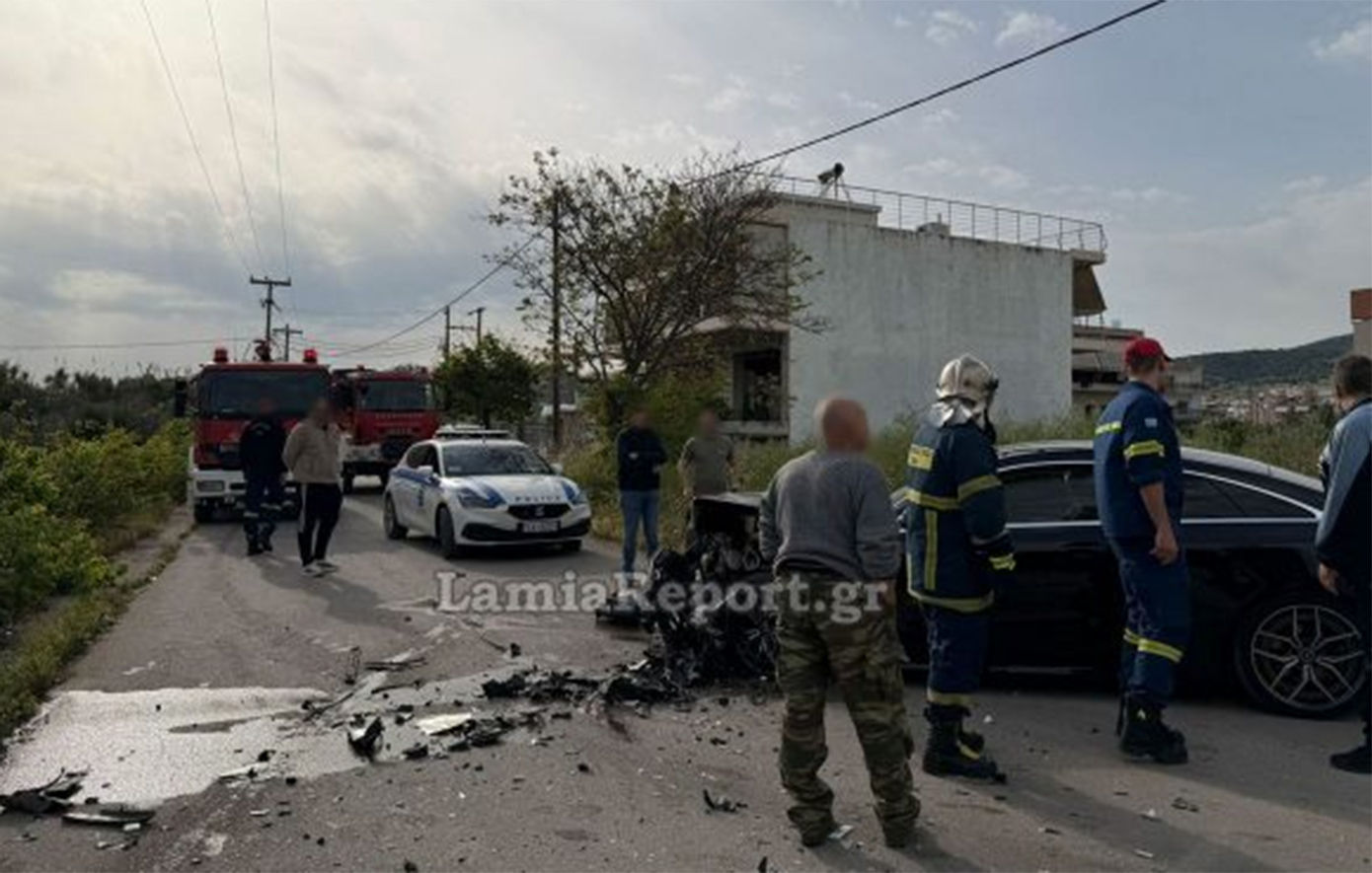 Σφοδρή σύγκρουση σε διασταύρωση στη Λαμία με δύο τραυματίες &#8211; Εγκλωβίστηκε ο οδηγός του αυτοκινήτου που τούμπαρε