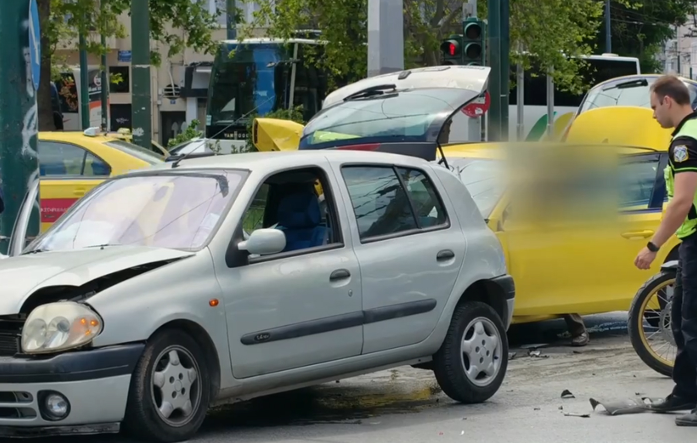 Τροχαίο στη συμβολή των λεωφόρων Αλεξάνδρας και Πατησίων &#8211; Συγκρούστηκαν ταξί και αυτοκίνητο, άνοιξαν οι αερόσακοι