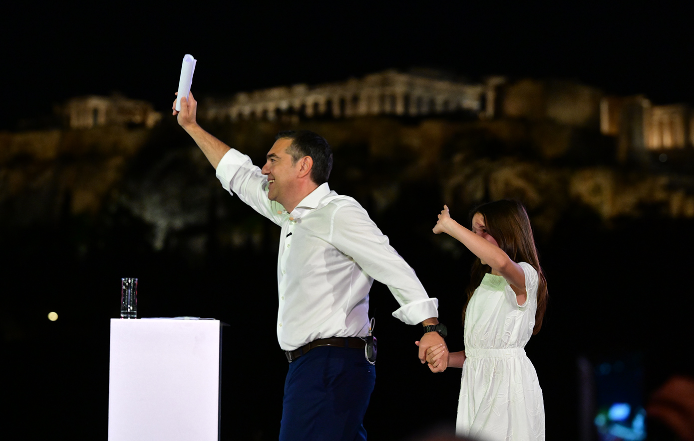 Τι σχέση έχει η συγκέντρωση Τσίπρα στο Θησείο με την τηλεοπτική σειρά «Η ζωή που δεν έζησα»;