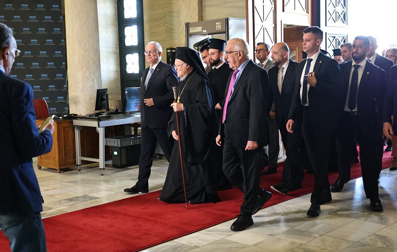 Σε εξέλιξη η ιστορική ομιλία του Οικουμενικού Πατριάρχη Βαρθολομαίου στη Βουλή