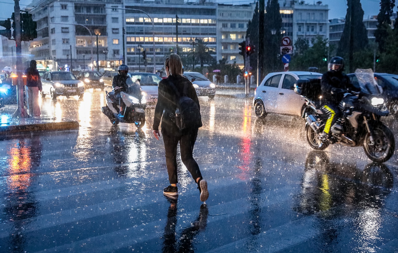 Ξαφνική νεροποντή στην Αθήνα &#8211; «Βγήκαν» ξανά ομπρέλες και αδιάβροχα