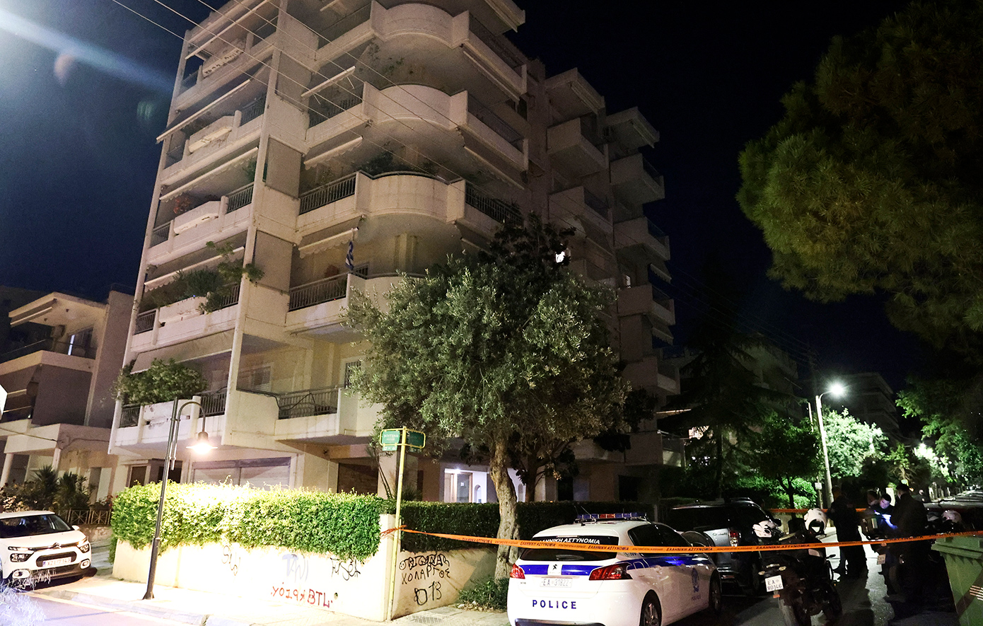 Ψάχνουν τι όπλισε το χέρι του απόστρατου αξιωματικού της Πολεμικής Αεροπορίας που πυροβόλησε τη γιατρό σύζυγό του στον Χολαργό