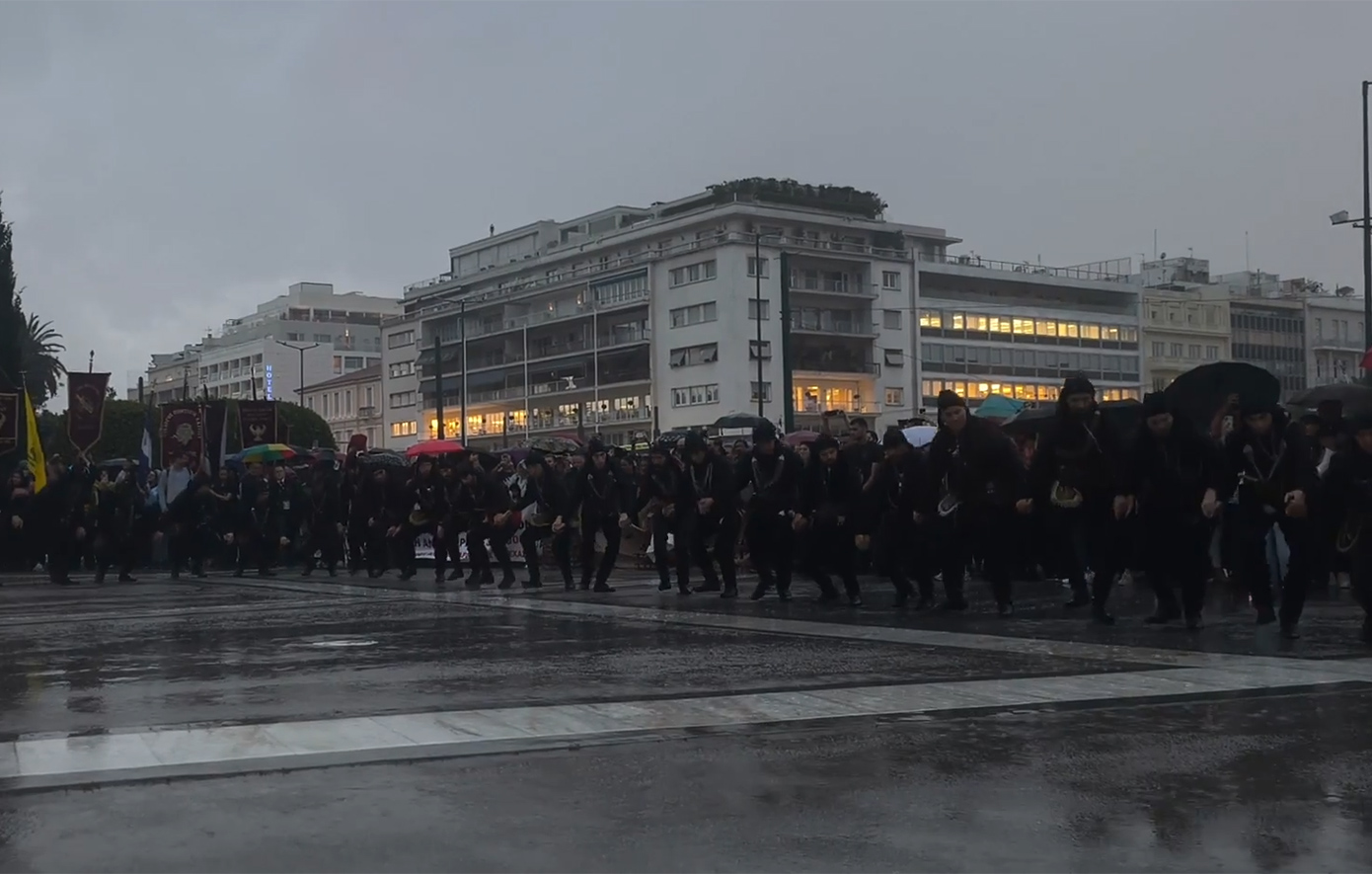 Ο περήφανος χορός των Ποντίων υπό σφοδρή βροχή στο Σύνταγμα &#8211; Δείτε βίντεο
