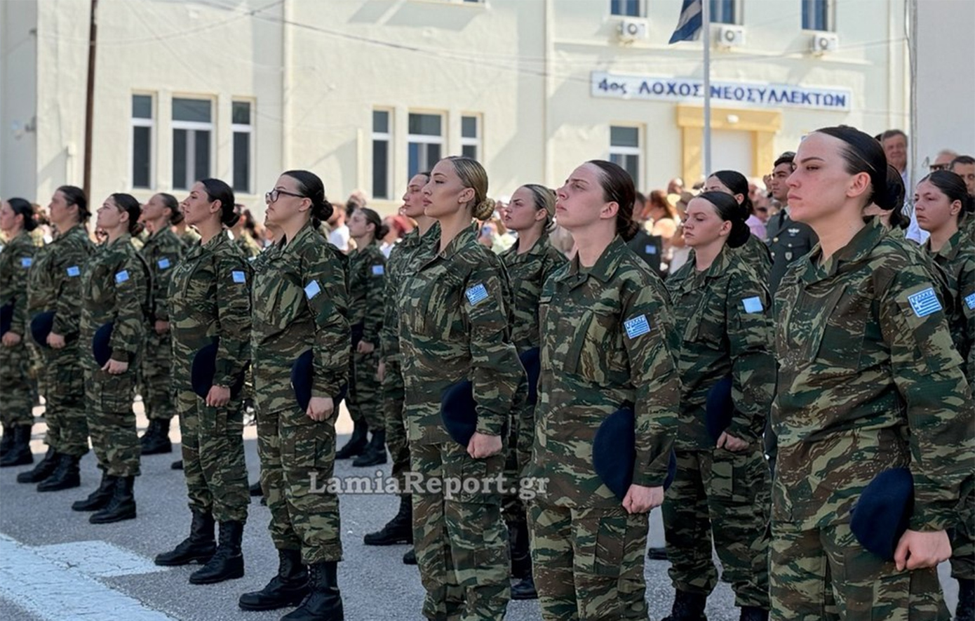 Ρίγη συγκίνησης και δάκρυα περηφάνιας στη Λαμία για τις πρώτες Ελληνίδες φανταρίνες που ορκίστηκαν πίστη στην Πατρίδα