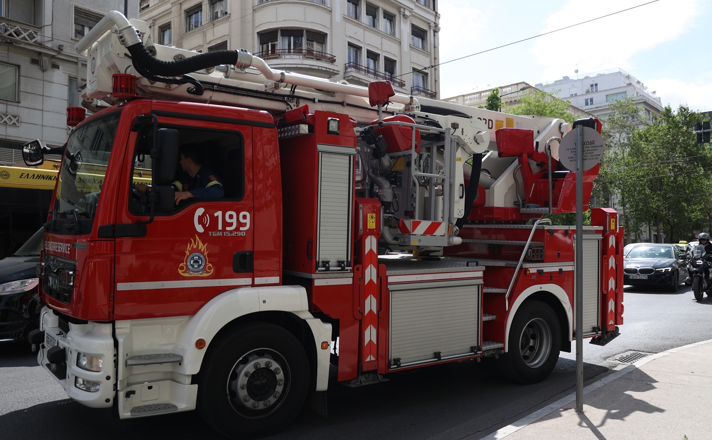 Πυρκαγιά σε ξενοδοχείο στην πλατεία Κάνιγγος &#8211; Αναφορές για εγκλωβισμένους