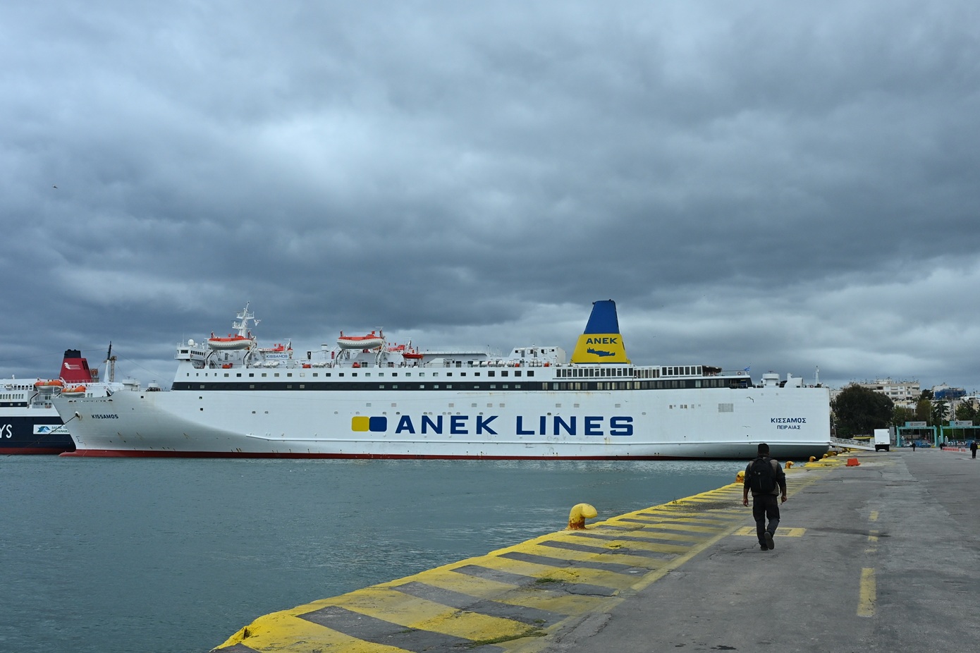 Αποκολλήθηκε με ίδια μέσα το «Κίσσαμος» μετά από προσάραξη στη Μήλο λόγω μπλακ άουτ &#8211; Στο πλοίo βρίσκονται 1.246 επιβάτες