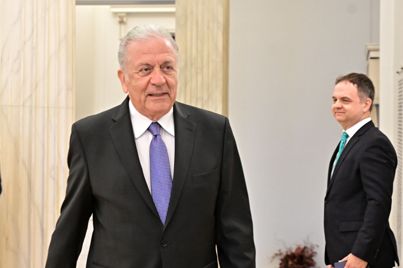 Στη Βουλή διαβιβάστηκε το αίτημα άρσης ασυλίας για τον Δημήτρη Αβραμόπουλο &#8211; Ποια αδικήματα τού αποδίδουν οι Βέλγοι