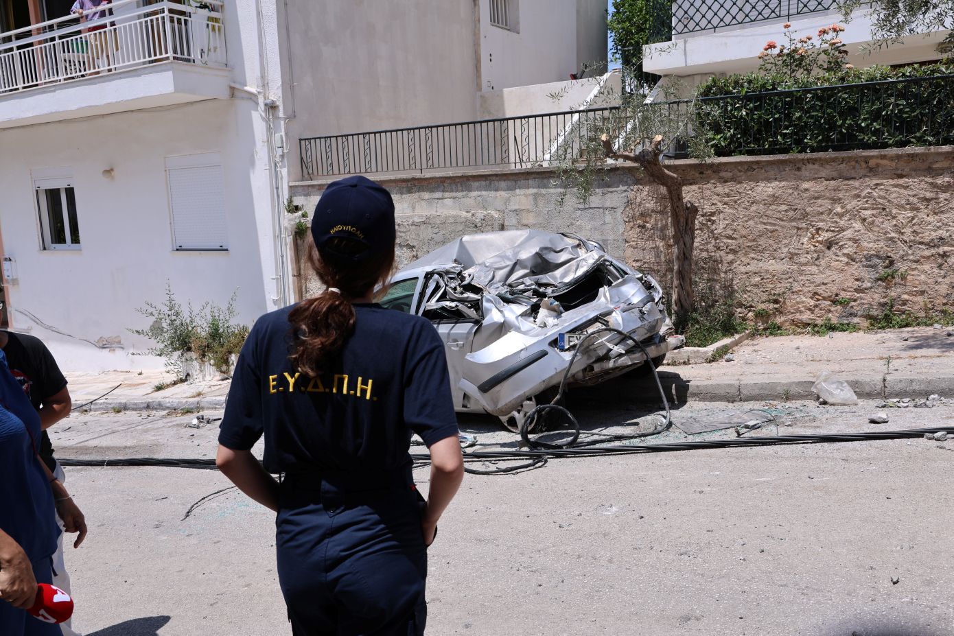 Φορτηγό έπεσε σε κολόνα στην Ηλιούπολη, καταπλάκωσε τέσσερα ΙΧ και έσπασε εισόδους σπιτιών &#8211; «Από τύχη δεν είχαμε θύματα»