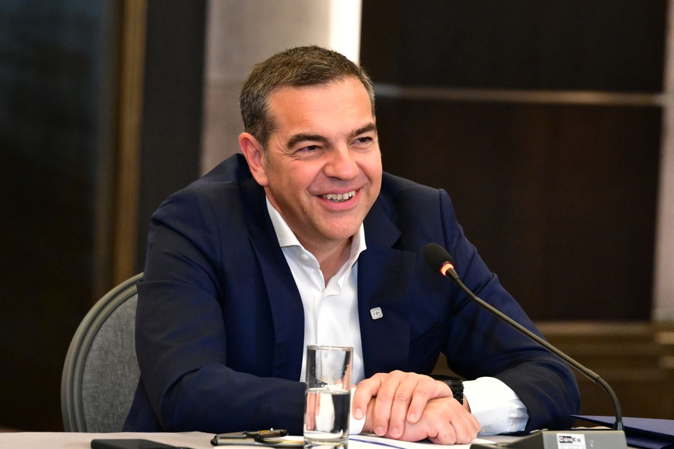 Η άφιξη του Αλέξη Τσίπρα στην πρώτη συνεδρίαση των Τομεαρχών της Ελληνικής Αριστερής Συμπαράταξης &#8211; Δείτε βίντεο