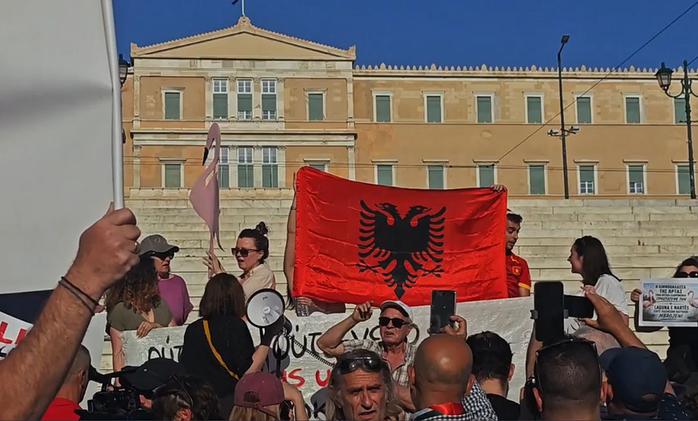Διαμαρτυρία Αλβανών στο Σύνταγμα με συνθήματα, πλακάτ και φλαμίνγκο &#8211; Ξεπουλάνε τη γη μας σε ολιγάρχες
