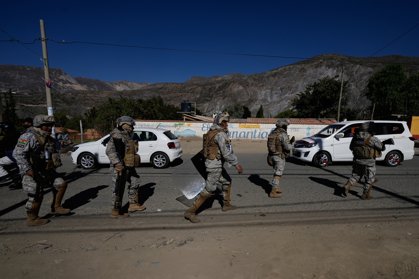  Συγκρούσεις στη Βολιβία μεταξύ αστυνομικών και διαδηλωτών που έχουν αποκλείσει δρόμο