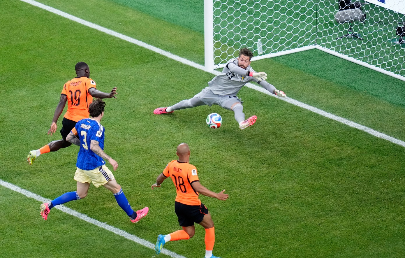 Ολλανδία &#8211; Σουηδία: 2-0 στο 17&#8242; ο Μπρόμπεϊ &#8211; Δείτε τα γκολ