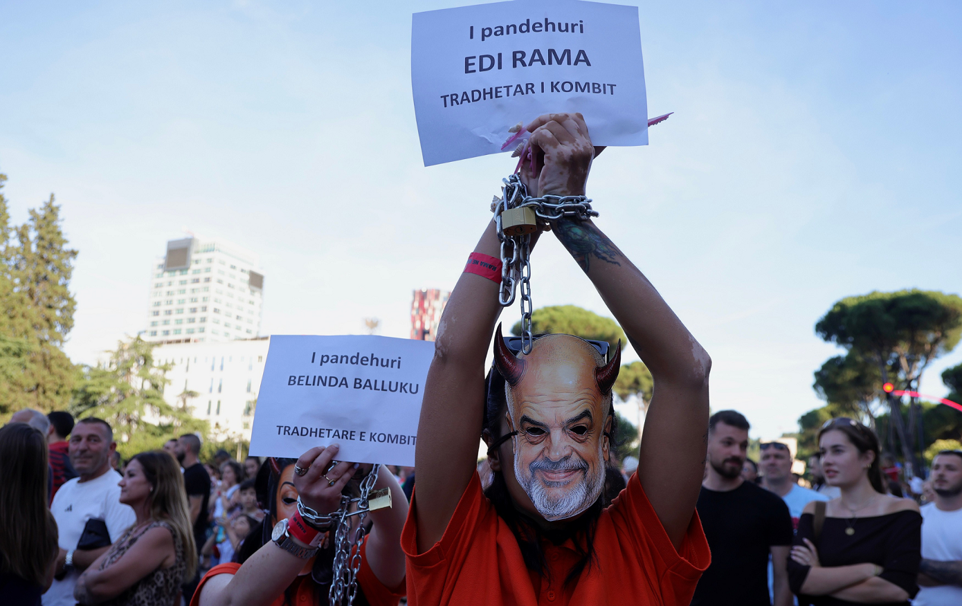 Αλβανία: Εντάλματα σύλληψης 20 ατόμων που σχετίζονται με την επένδυση του γαμπρού του Τραμπ