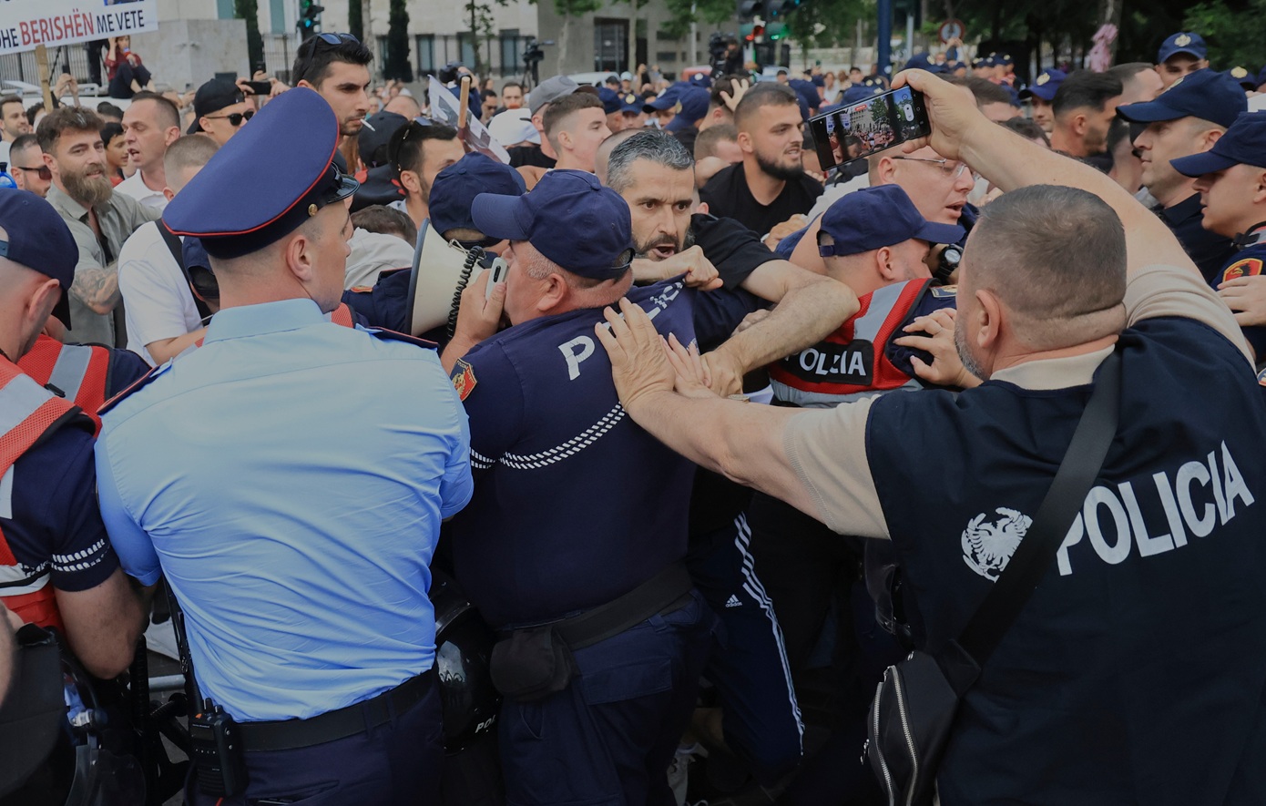 Πέμπτη ημέρα διαδηλώσεων στην Αλβανία για το resort Κούσνερ – «Η Αλβανία δεν πωλείται»