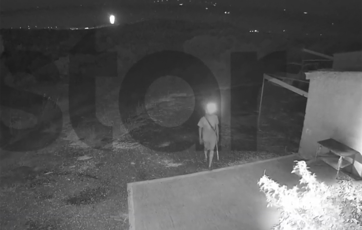 Καλλιτέχνης έβλεπε σε live μετάδοση διαρρήκτη στο σπίτι του στο Σούνιο &#8211; Του μίλησε στο μικρόφωνο