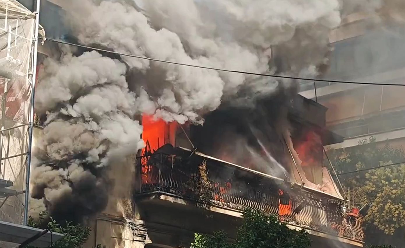 Φωτιά σε διαμέρισμα πολυκατοικίας στην Καλλιθέα &#8211; Το ΕΚΑΒ έχει παραλάβει δύο άτομα
