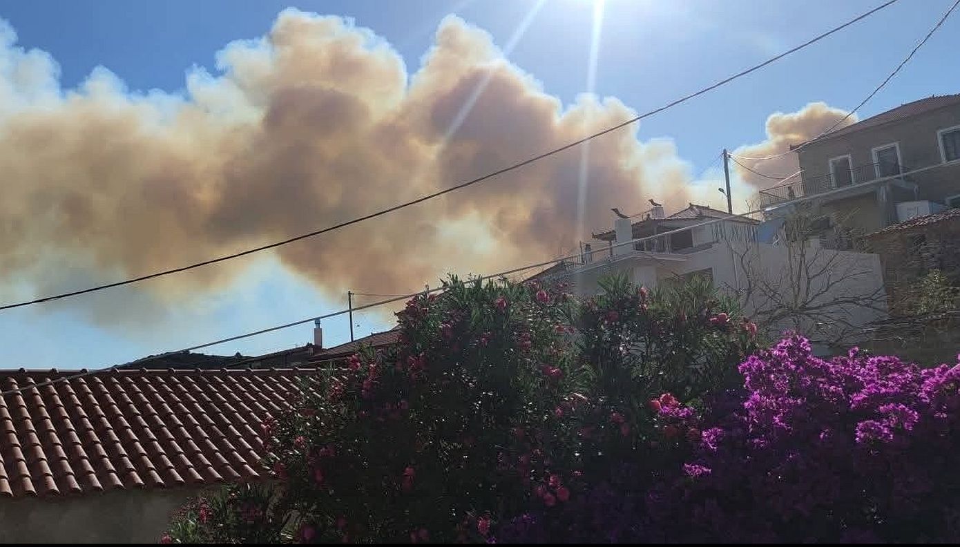 Μαίνεται η φωτιά στην Εύβοια: Εκκενώνονται Μεσοχώρια και Ραπταίοι &#8211; Επιχειρούν πάνω από 100 πυροσβέστες και 14 εναέρια μέσα