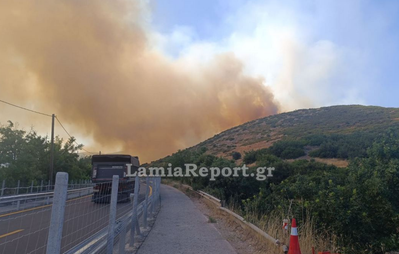 Ανεξέλεγκτη η φωτιά στο Ακραίφνιο Βοιωτίας &#8211;  Έκλεισε η Εθνική Οδός