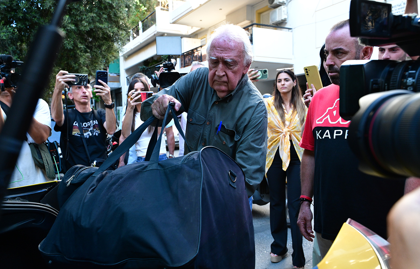 Περιπολικά και αστυνομικοί της ΟΠΚΕ έξω από το σπίτι του Αλέξανδρου Γιωτόπουλου &#8211; Παραδόθηκε και επιστρέφει στις φυλακές