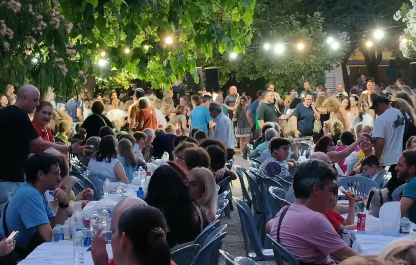 Διονυσιακό γλέντι με το έθιμο του Κλήδονα στους Αμπελόκηπους: Άλματα πάνω από φλόγες, μαγιάτικα στεφάνια και χορός