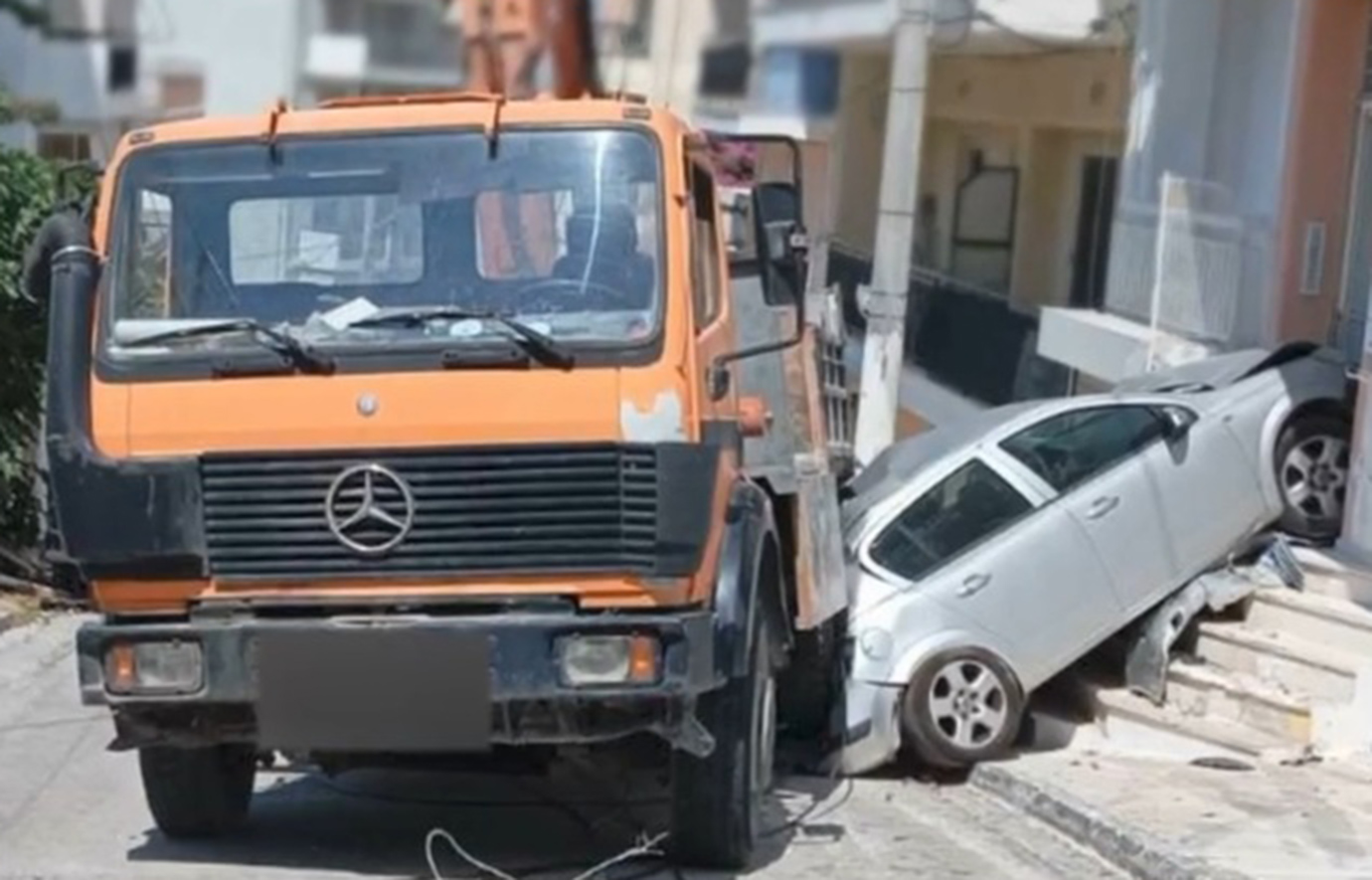 Ηλιούπολη: Νέες εικόνες από την τρελή πορεία του φορτηγού &#8211; Αυτοκίνητο καρφώθηκε σε πολυκατοικία
