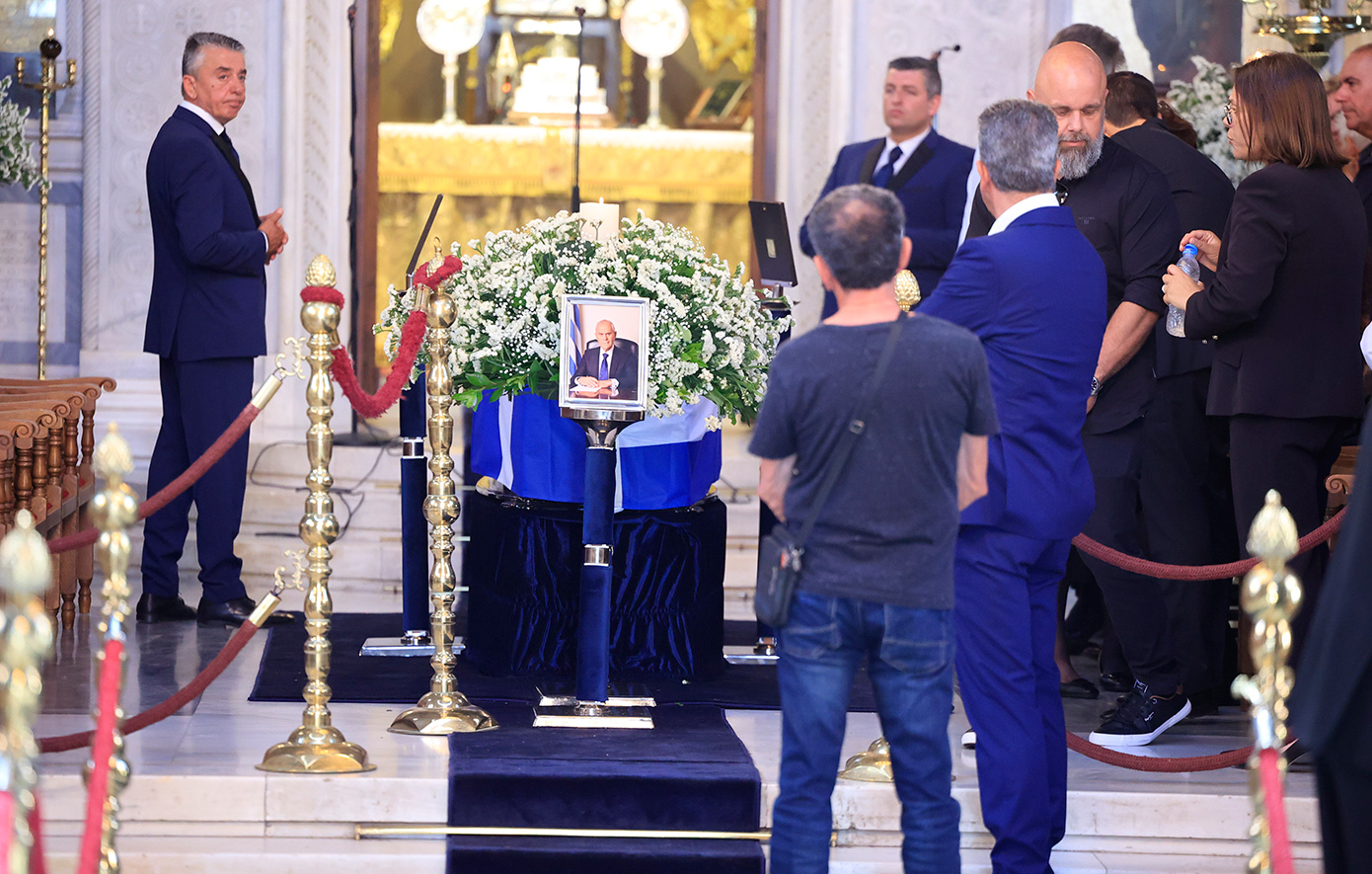 Βαρύ πένθος στην Κόρινθο: Κηδεύεται ο Νίκος Ταγαράς &#8211; Συγγενείς, φίλοι και συνεργάτες λένε το τελευταίο «αντίο»