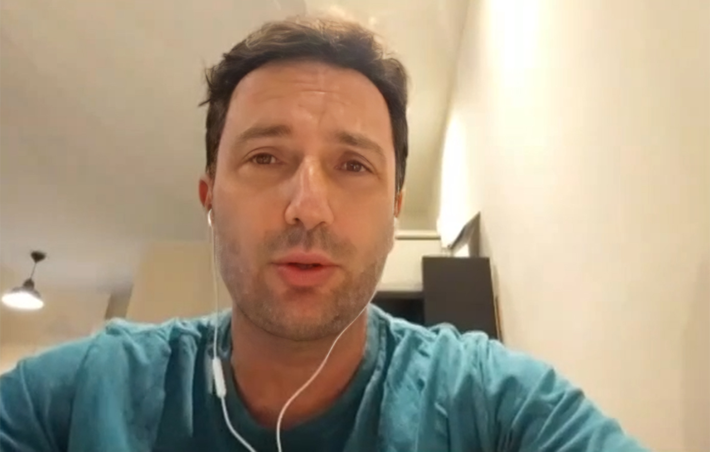 Λαγοκέφαλος δάγκωσε τον τραγουδιστή Δημήτρη Κανέλλο στη Βάρκιζα – «Τη γλίτωσα φθηνά»