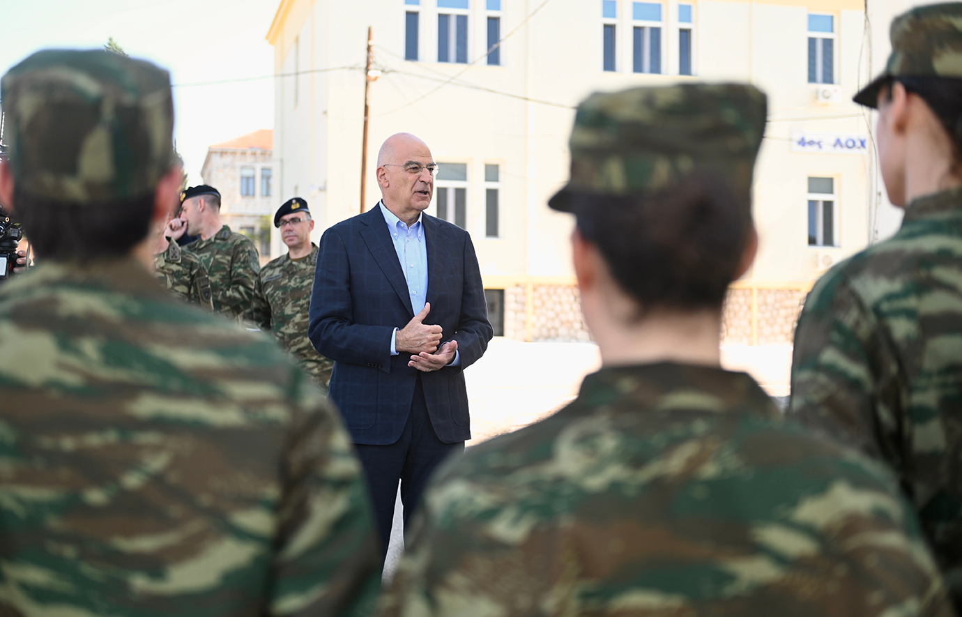 Το μήνυμα Δένδια προς τις εθελόντριες στρατιωτίνες: «Προσφέρετε ένα λαμπρό παράδειγμα στις Ελληνίδες και τον Ελληνισμό»