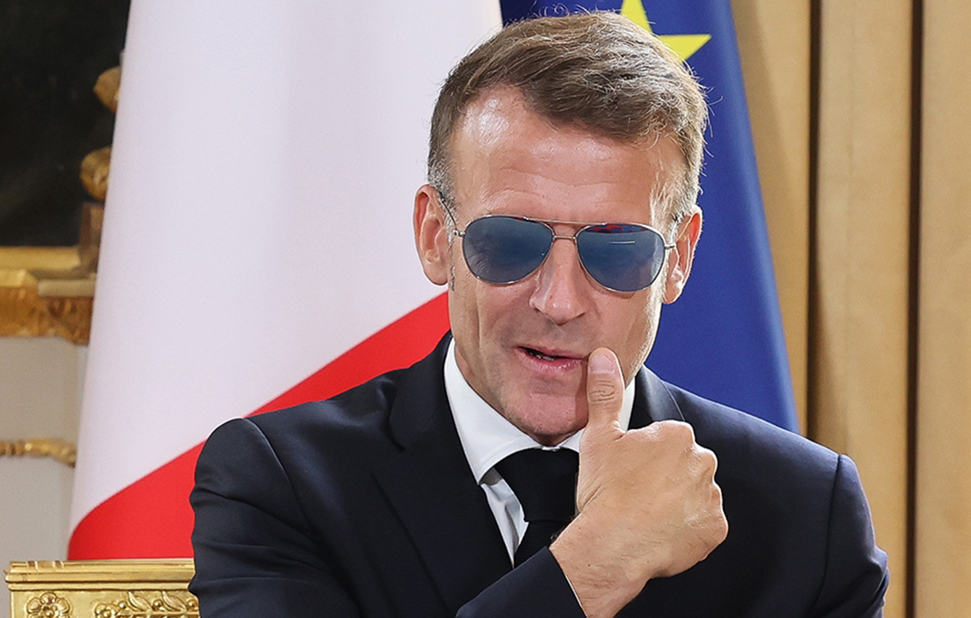 Ο Εμανουέλ Μακρόν ξανά με γυαλιά Top Gun &#8211; Οργίασαν τα social media