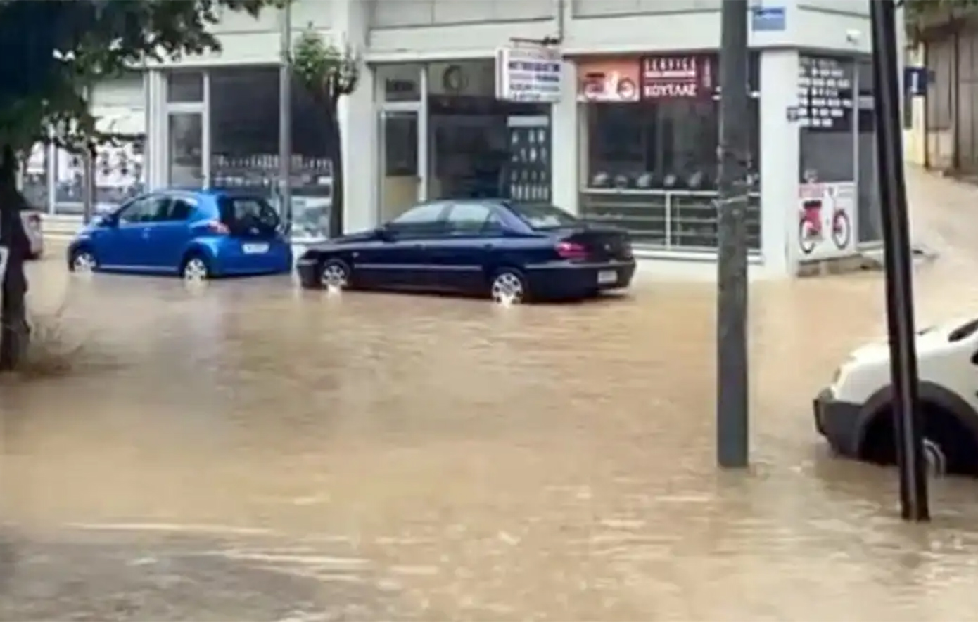 Ισχυρό μπουρίνι πλημμύρισε τα Ιωάννινα &#8211; Πνιγμένη στα λασπόνερα όλη η πόλη