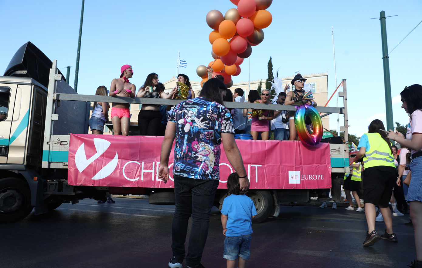 Athens Pride 2026: Ξεκίνησε η μεγάλη Πορεία Υπερηφάνειας &#8211; «Θέλω να αγαπάω ελεύθερα»