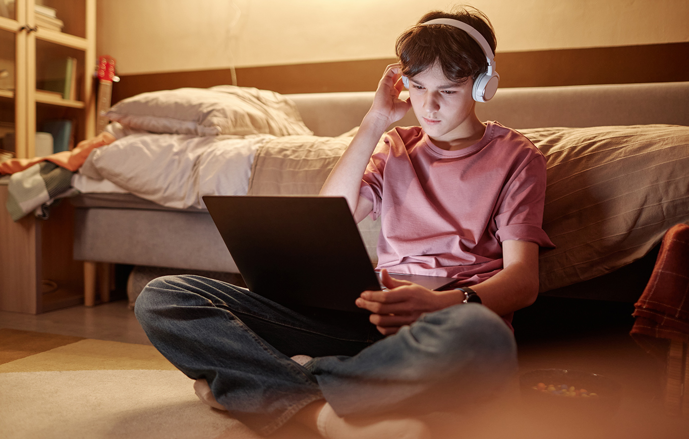 Η νέα τάση της Generation Alpha: Έφηβα αγόρια στρέφονται σε «AI συντρόφους» αντί για πραγματικές σχέσεις