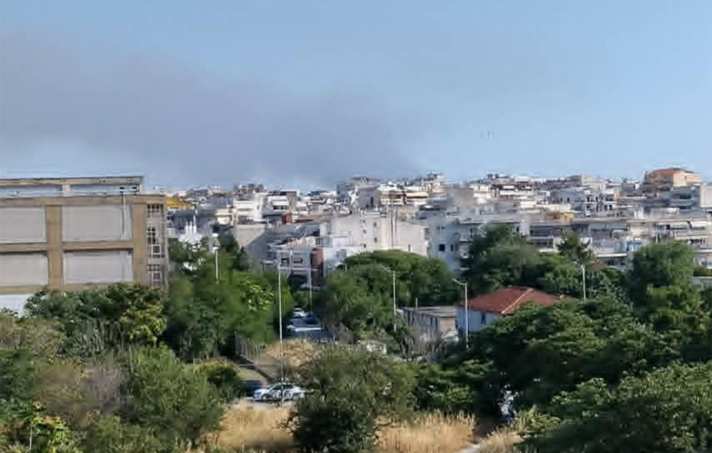 Μεγάλη φωτιά στη Θεσσαλονίκη: Ήχησε το 112 για τους πνιγηρούς καπνούς στην Περαία, ενώ επιχειρούν εναέρια μέσα