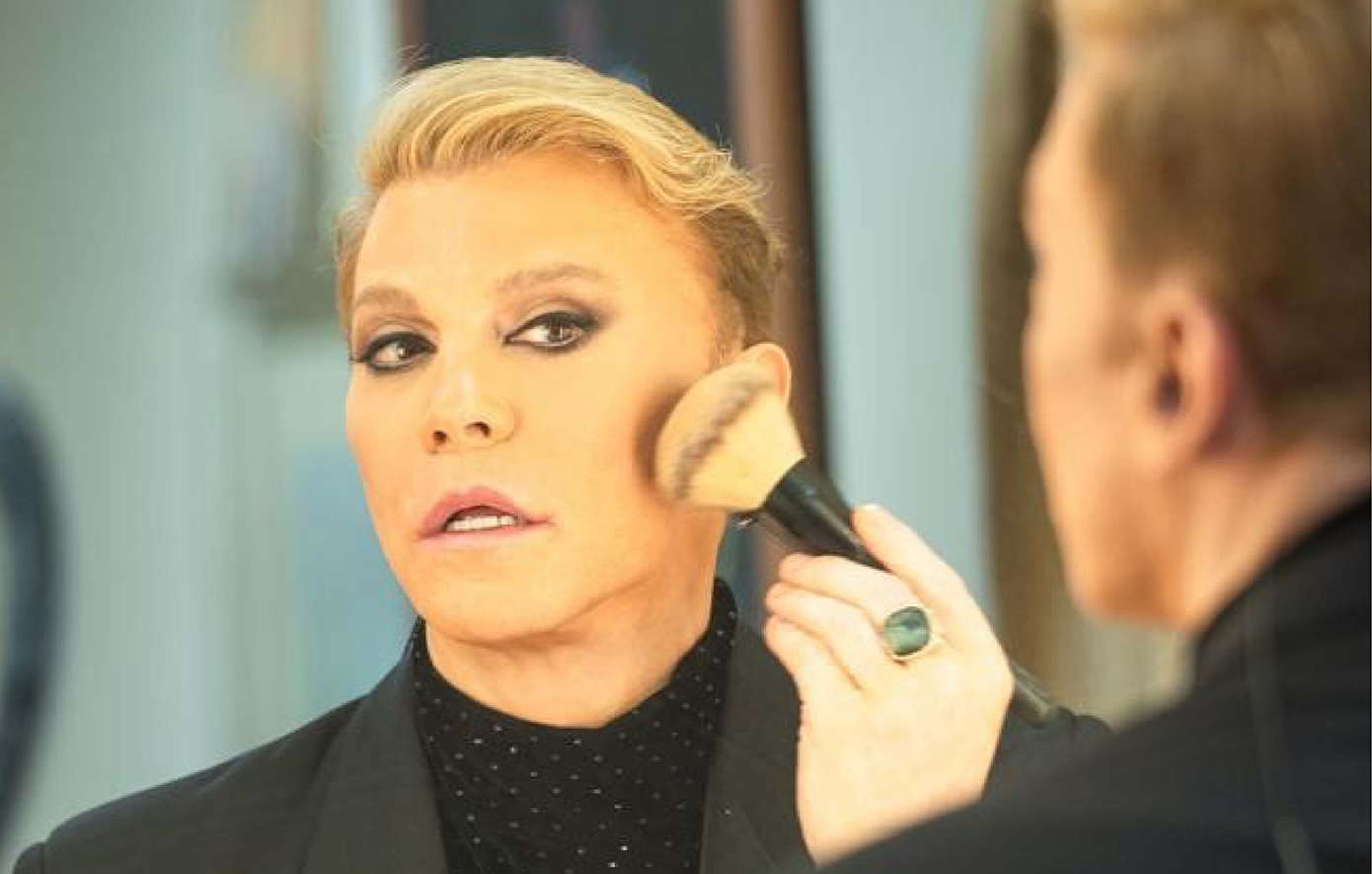 Ο Τάκης Ζαχαράτος κάνει την υπέρβαση της καριέρας του με τον ρόλο που είχε «σφραγίσει» η Έλλη Λαμπέτη