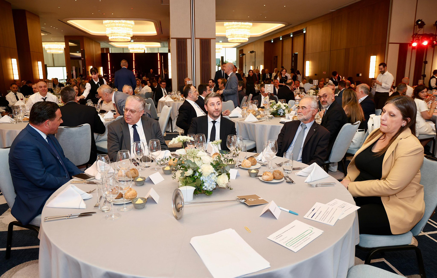 Μία φωτογραφία γεμάτη αμηχανία: Άδωνις Γεωργιάδης, Νίκος Ανδρουλάκης και Ζωή Κωνσταντοπούλου στο ίδιο τραπέζι