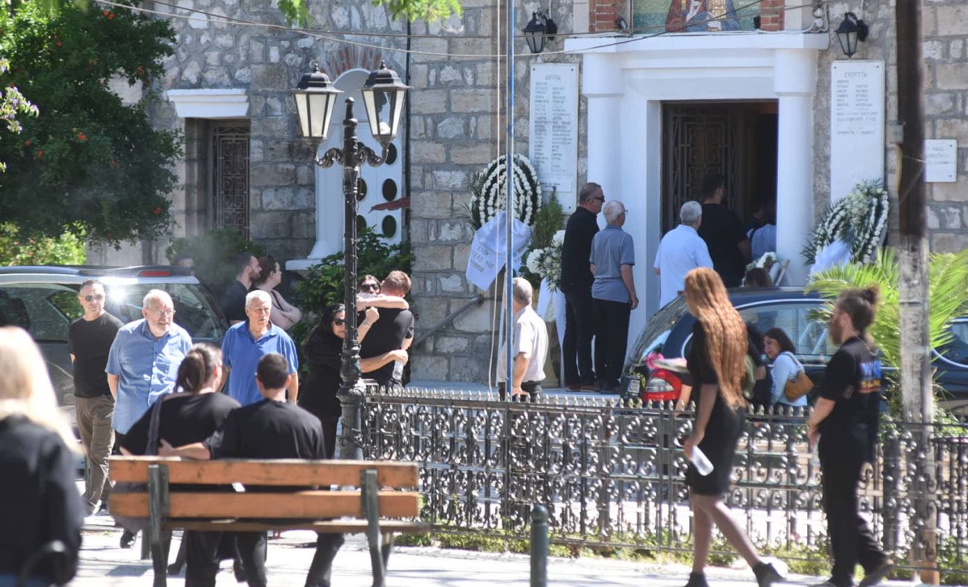 Θρήνος στην κηδεία μητέρας και γιου που δολοφονήθηκαν στο Αίγιο, «έπεσα από τα σύννεφα» &#8211; Λίγα χιλιόμετρα πιο μακριά απολογούνταν ο Ιταλός