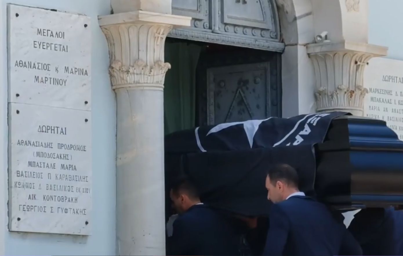Κλίμα συγκίνησης στο Α&#8217; Νεκροταφείο &#8211; Πολιτικοί, δημοσιογράφοι και φίλοι λένε το τελευταίο «αντίο» στον Ανδρέα Μαζαράκη