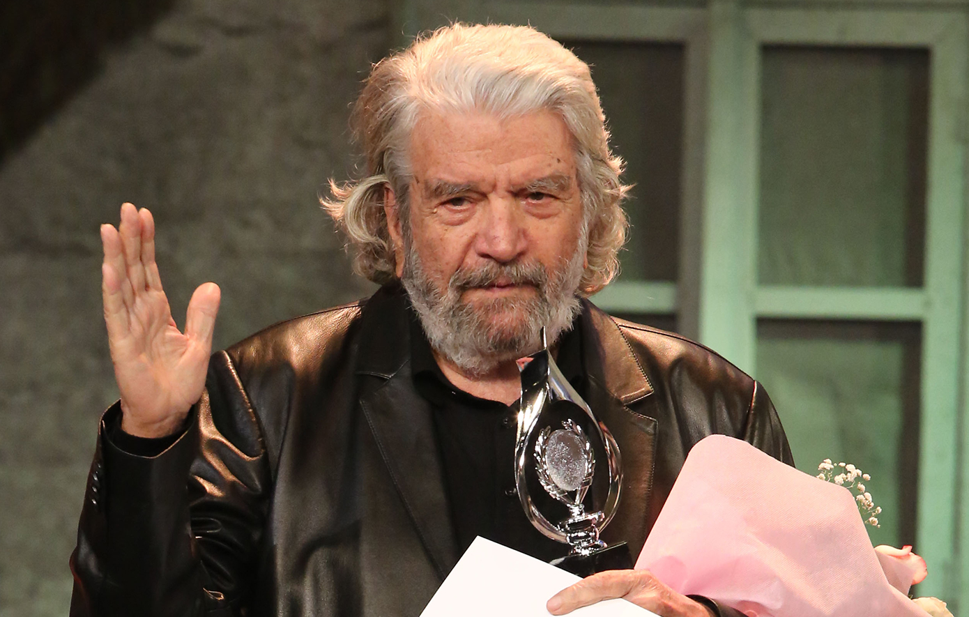 Άγγελος Αντωνόπουλος: Από τον Κάρολο Κουν στον θρυλικό «Συνταγματάρχη Βαρτάνη» που τον έκανε τηλεοπτικό μύθο