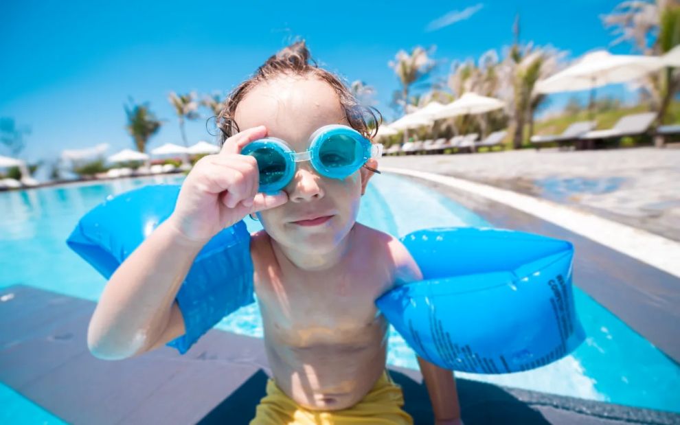 Ασφάλεια στο νερό: Χρήσιμες συμβουλές για ξέγνοιαστες βουτιές στη θάλασσα ή την πισίνα