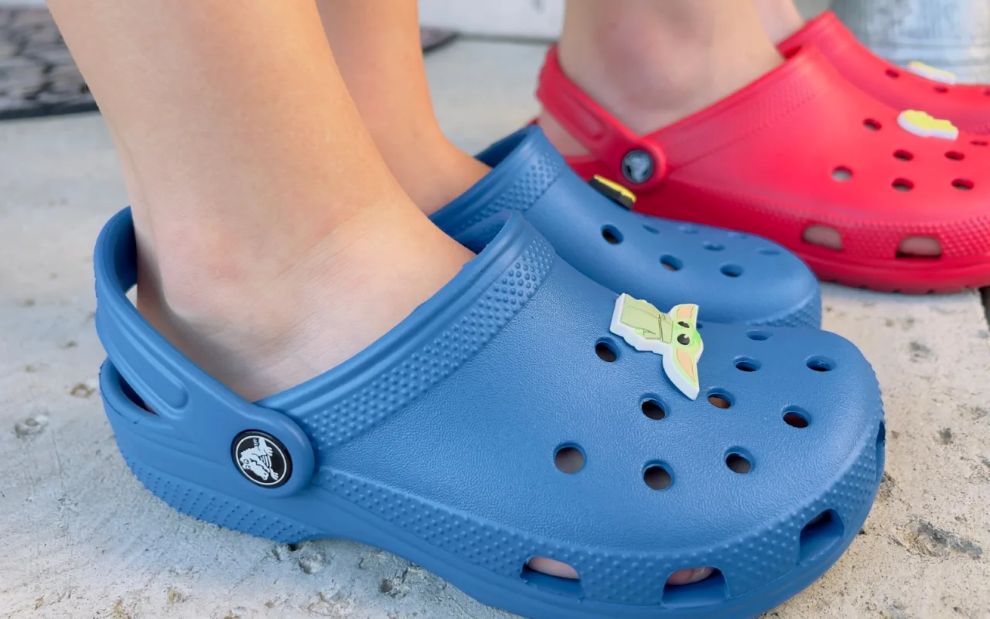 Crocs: Άνετο trend ή κίνδυνος για τα ποδαράκια των παιδιών;