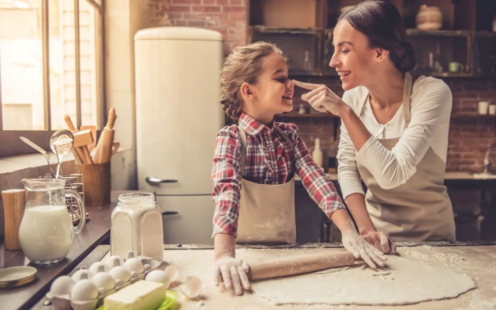 Έτοιμοι για MasterChef; 5 δραστηριότητες μαγειρικής που μπορείτε να δοκιμάσετε με τα παιδιά σας