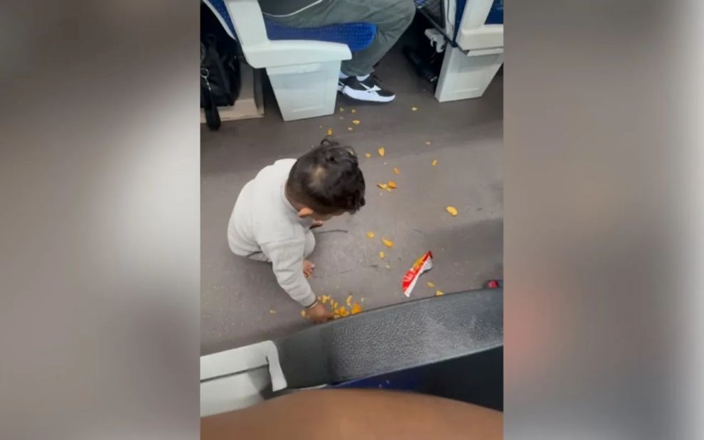Παιδί πέταξε πατατάκια στο τρένο και η αντίδραση του μπαμπά ήταν για όρθιο χειροκρότημα