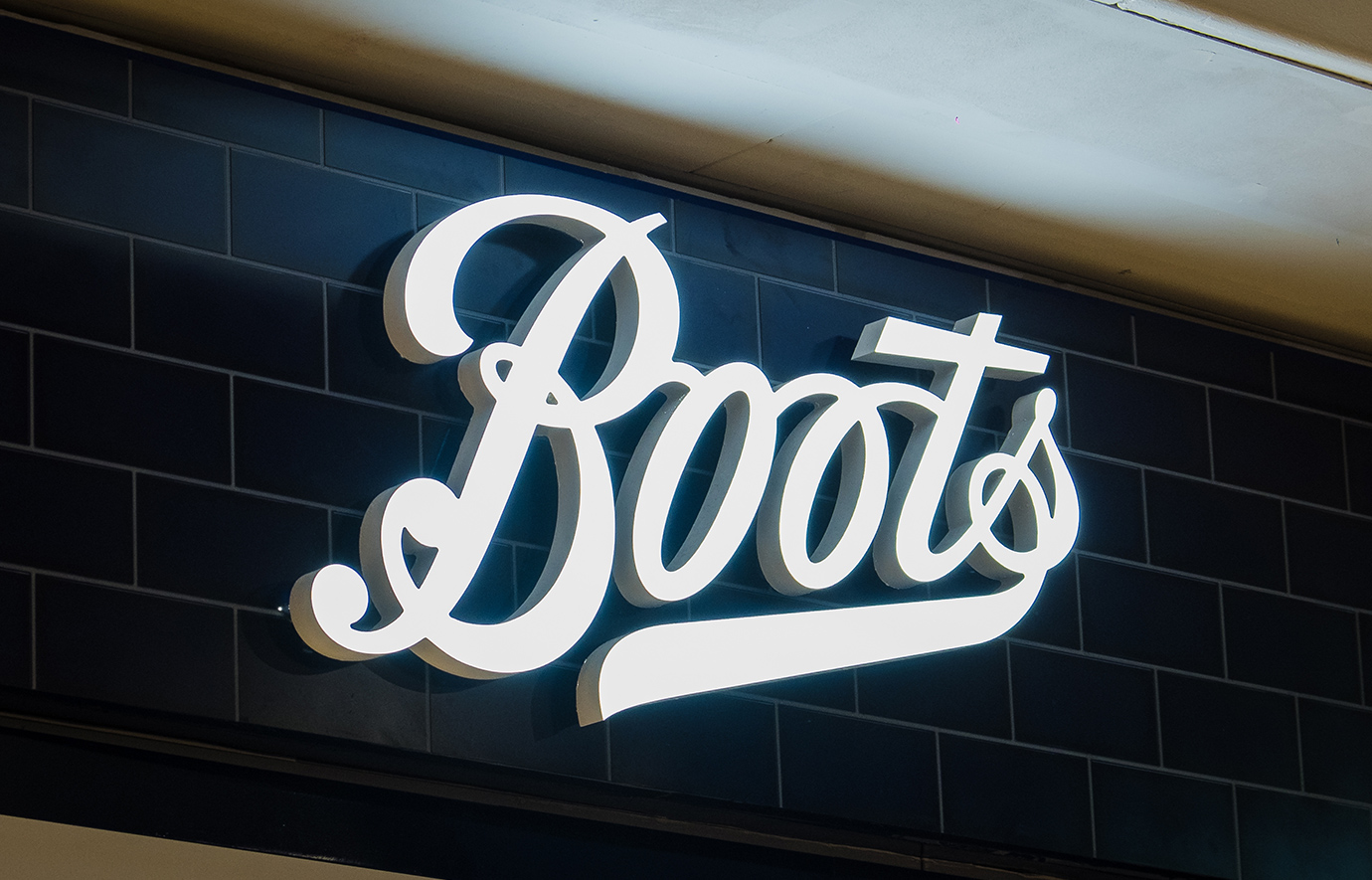 Κανείς δεν αγοράζει την Boots: Απέσυρε πρόταση 10 δισ. δολαρίων τεράστιος όμιλος, γιατί η διαπραγμάτευση έριξε τη μετοχή του