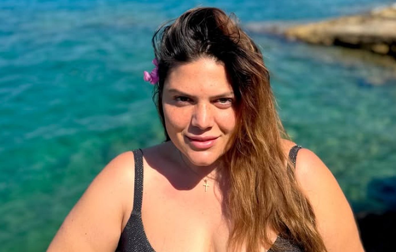 Δανάη Μπάρκα: Ποζάρει δίπλα στη θάλασσα με μαύρο ολόσωμο μαγιό και υποδέχεται το καλοκαίρι