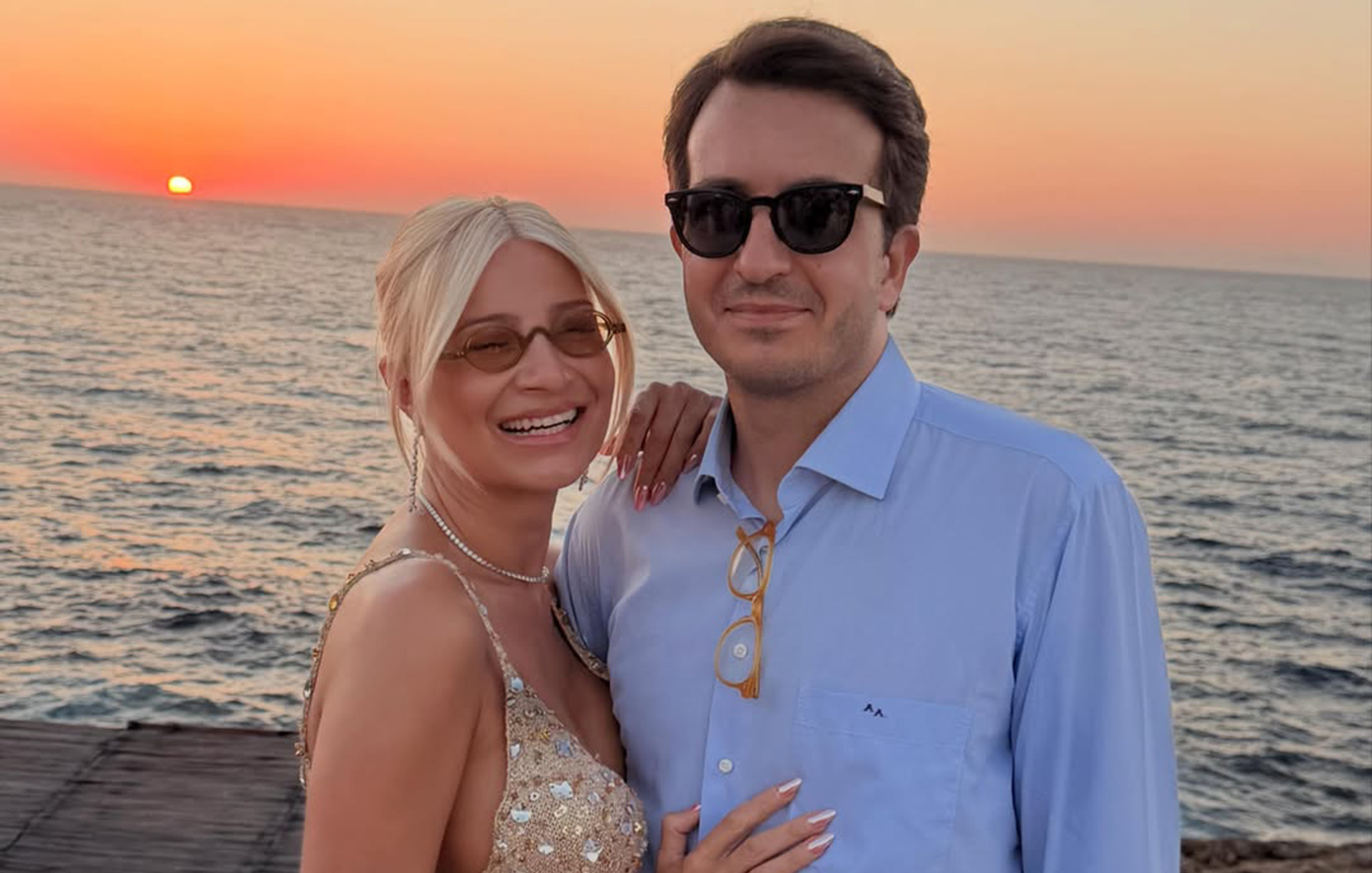 H Φαίη Σκορδά σε κοινές φωτογραφίες με τον σύντροφό της από τον γάμο της Οικονομάκου στην Πάρο  