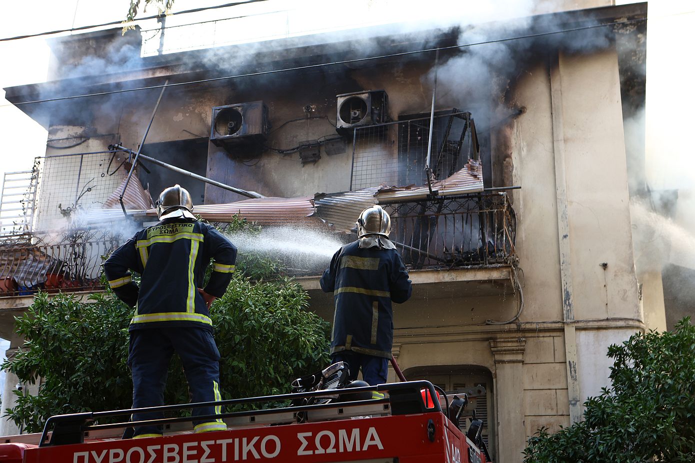 Φωτιά σε διαμέρισμα πολυκατοικίας στην Καλλιθέα, ηλικιωμένη πήδηξε από το μπαλκόνι για να σωθεί &#8211; Δείτε φωτογραφίες