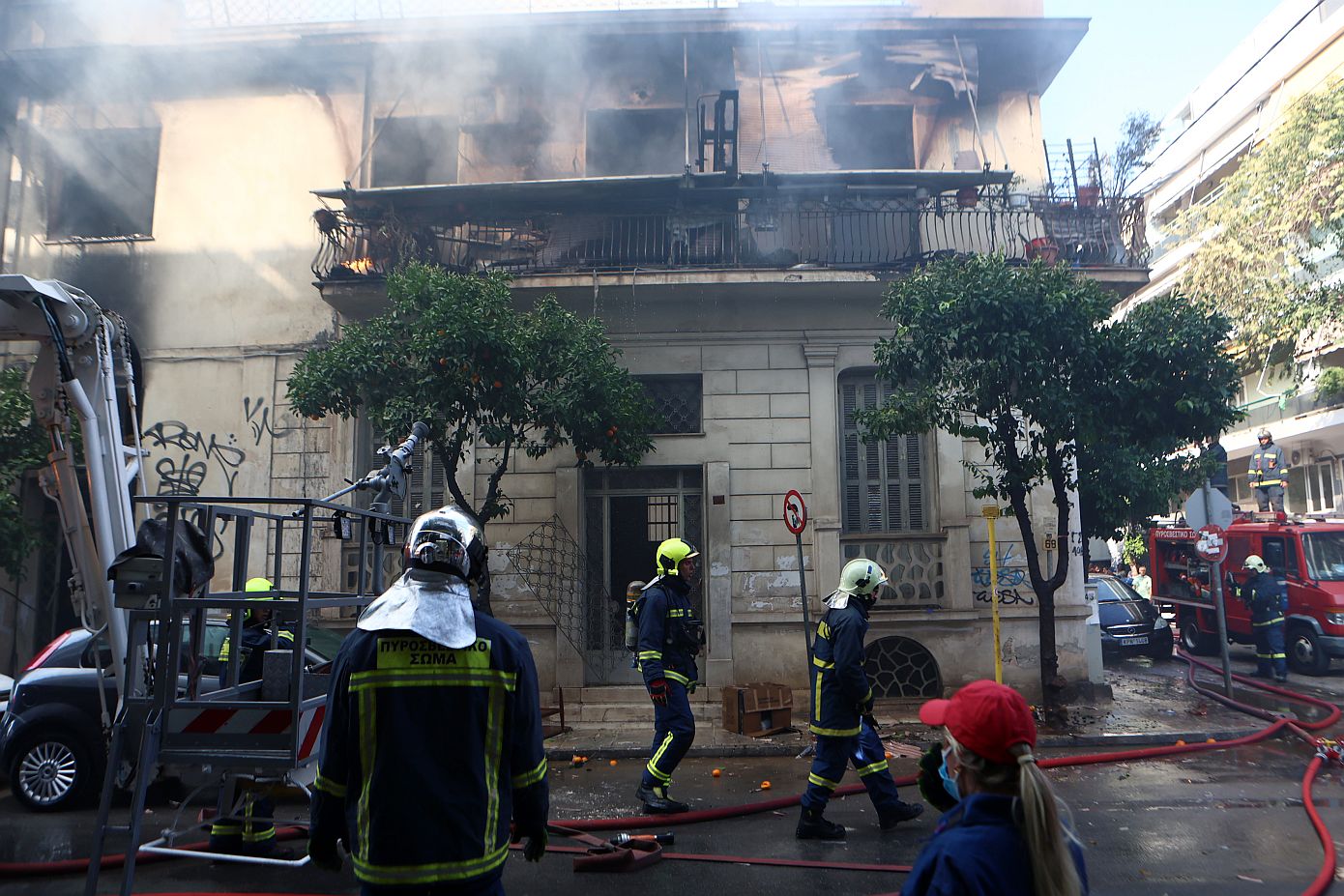 Φωτιά σε διαμέρισμα πολυκατοικίας στην Καλλιθέα, ηλικιωμένη πήδηξε από το μπαλκόνι για να σωθεί &#8211; Δείτε φωτογραφίες
